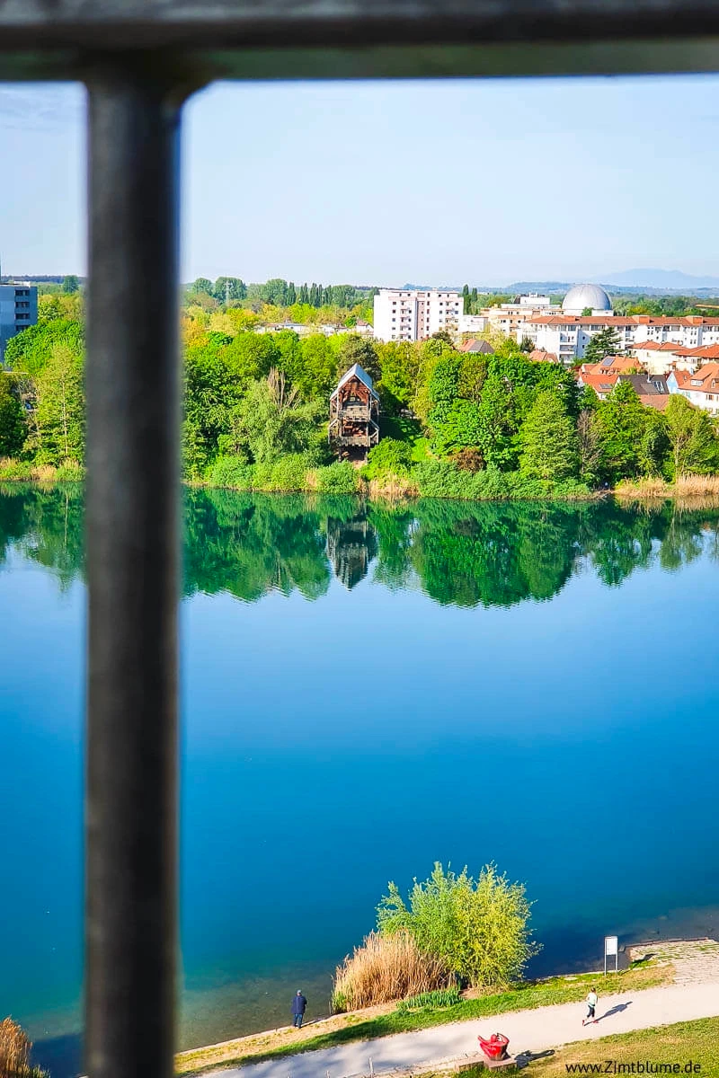 Blick über den Seepark-See vom Glashaus in Freiburg