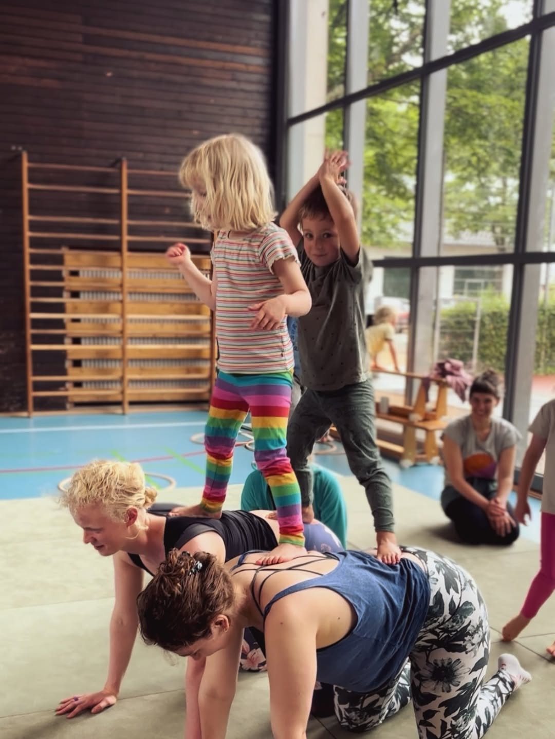 Familien-AcroYoga-Pyramide