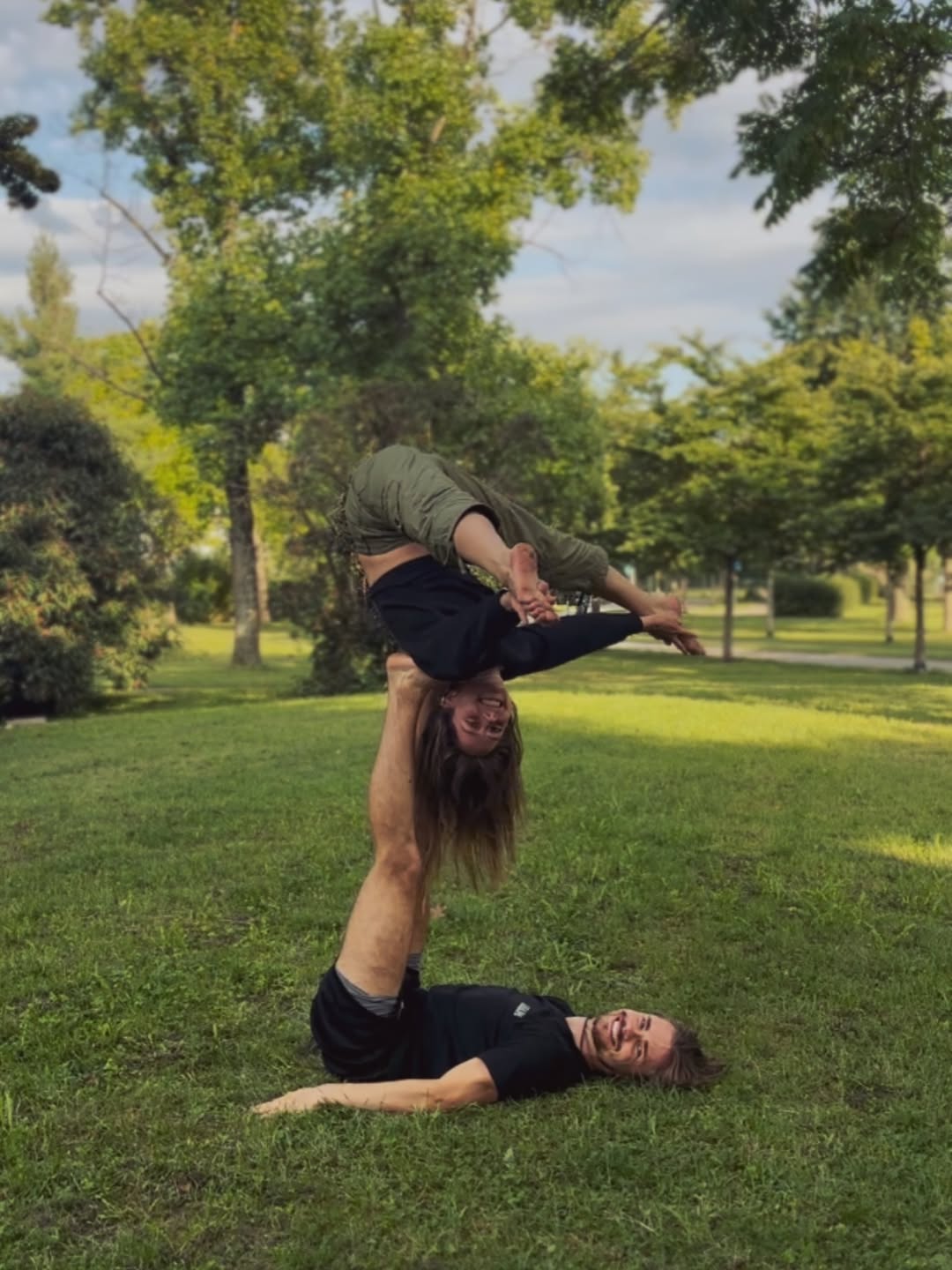 AcroYoga Bat-Hang im Park